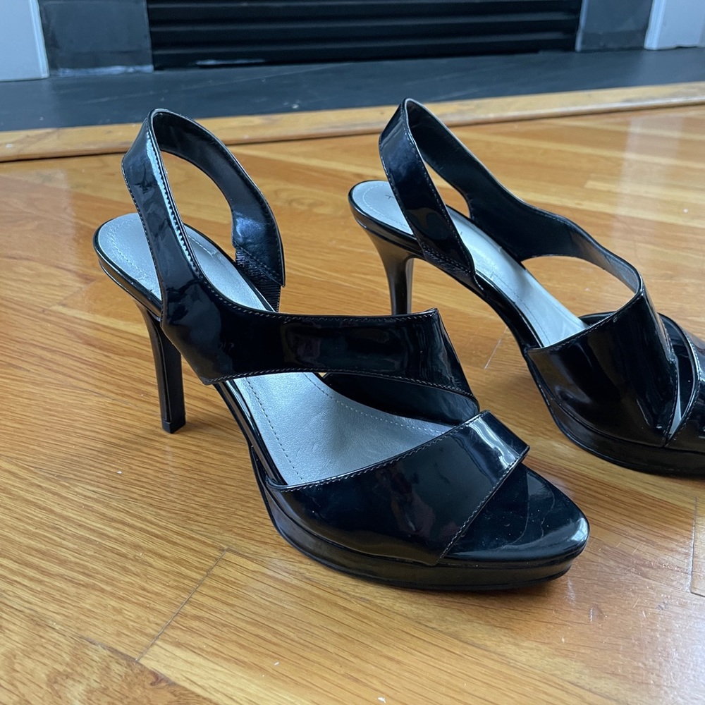 TAHARI Strappy Size 8M Platform Sandal